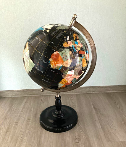 Tischglobus mehrfarbig aus